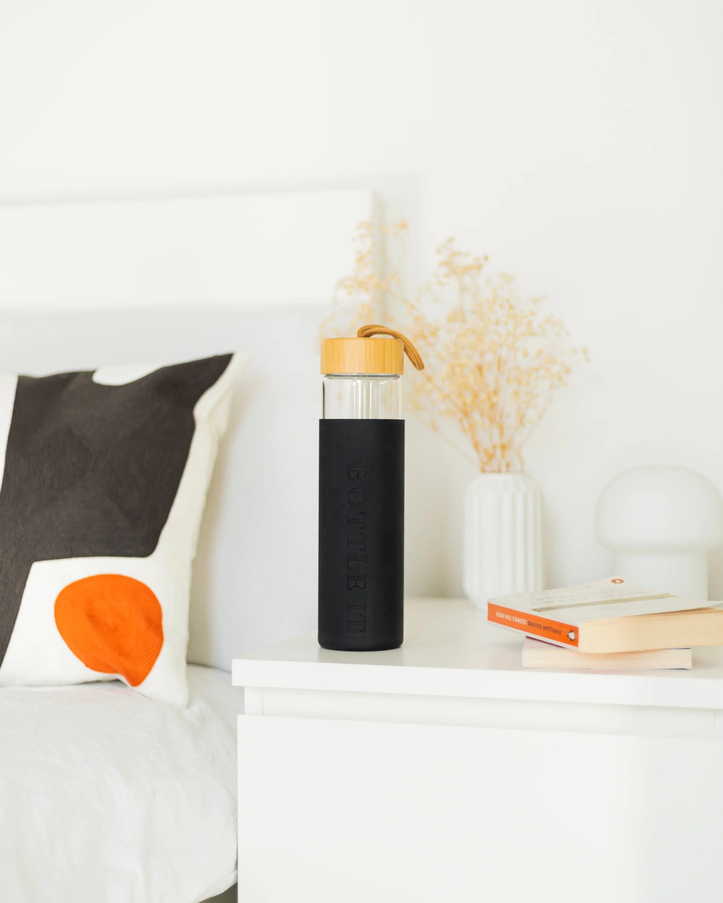 Obsidian black borosilicate glass water bottle 750ml with bamboo lid