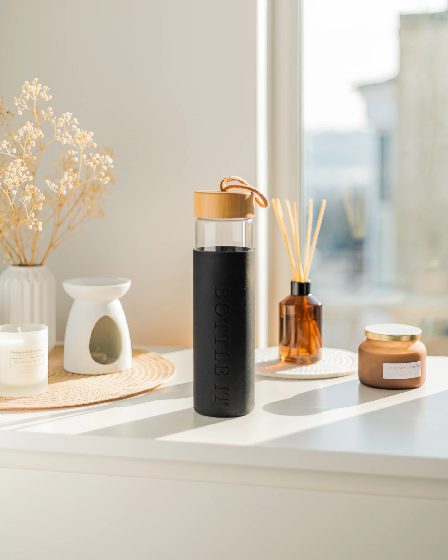 Obsidian black borosilicate glass water bottle 750ml with bamboo lid