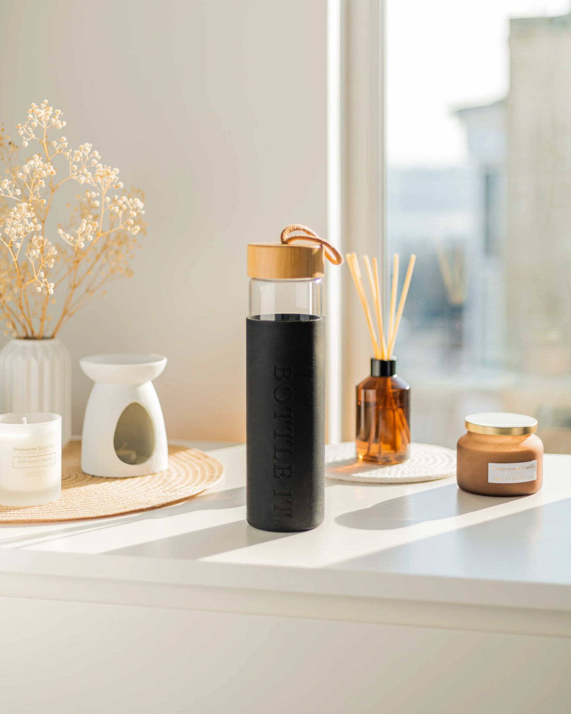 Obsidian black borosilicate glass water bottle 750ml with bamboo lid